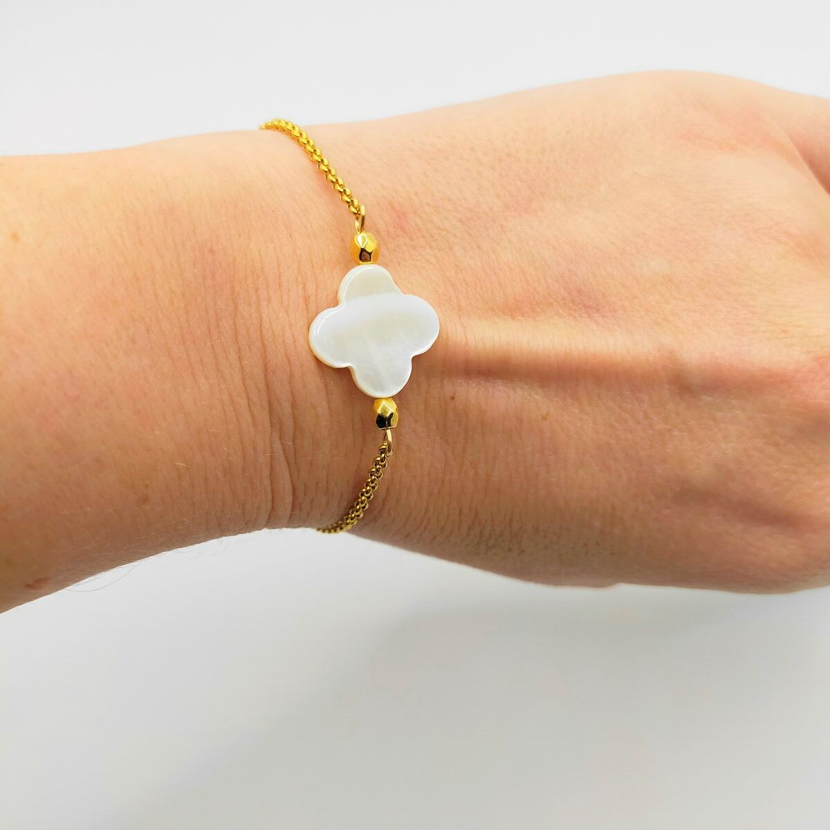 Bracelet trèfle et petites perles blanches - doré – LauVéA Boutique