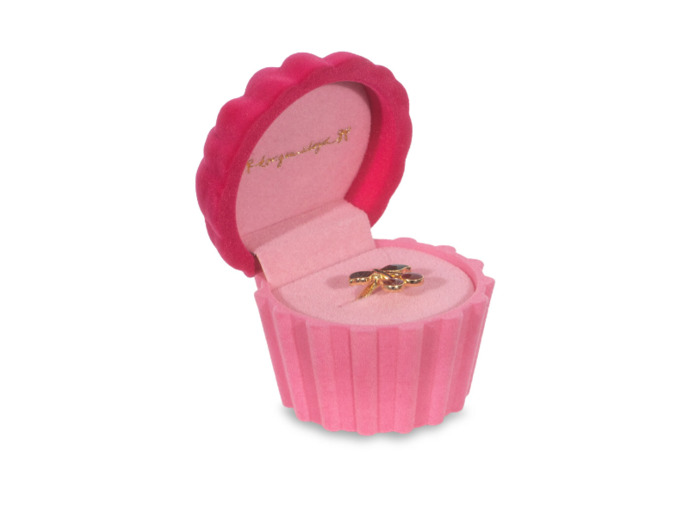Bague cerise dans son ecrin