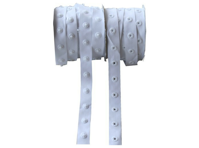 Boutons pression sur bande blanc