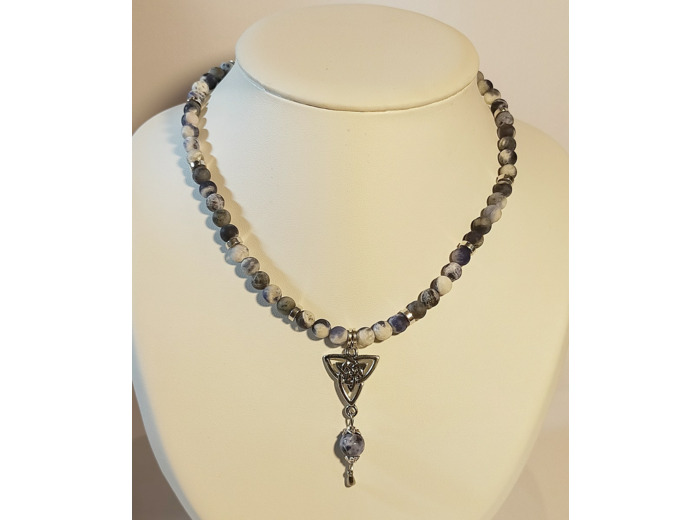 Collier en sodalite celtique