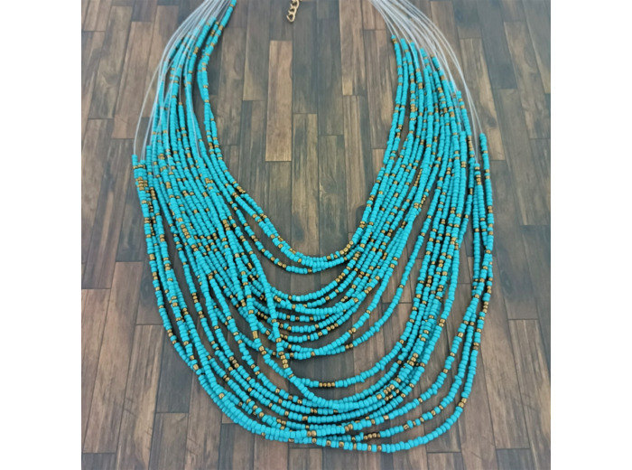 Collier multicouches (20) en perles de rocaille turquoise