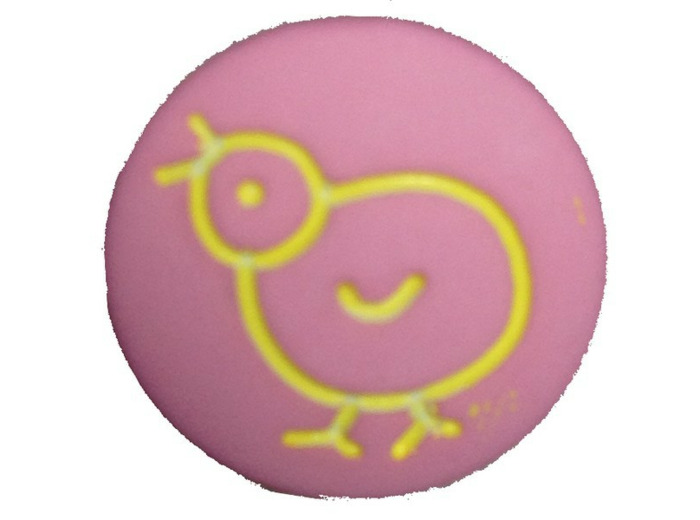 Bouton rose petit poussin jaune
