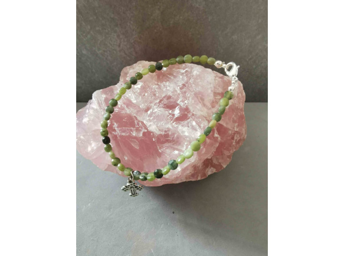 Bracelet perles facetées Jade verte néphrite et croix