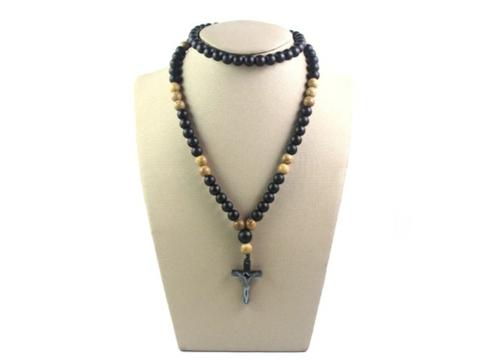 Collier avec pendentif croix en hématite