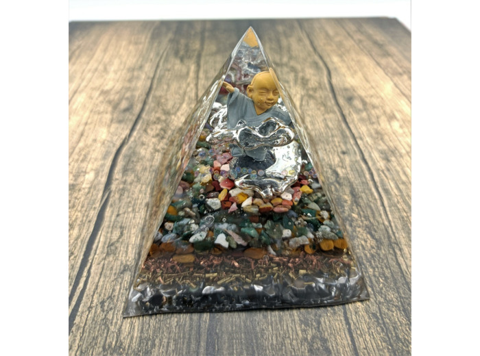 Pyramide orgonite bouddha n°11    8x8cm