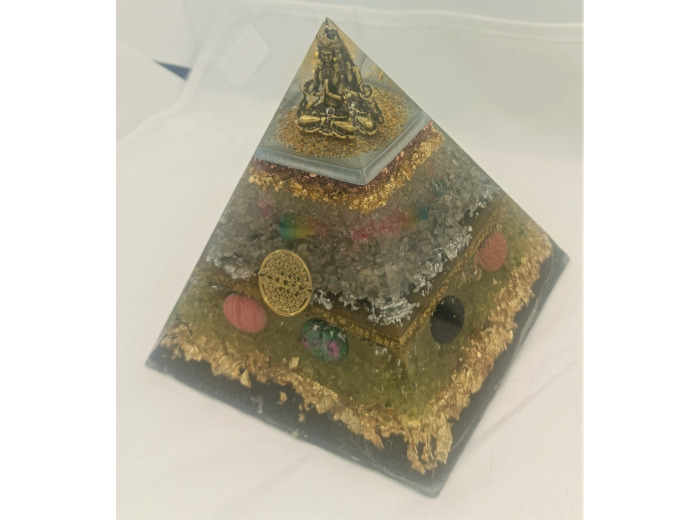 Pyramide orgonite n°17   11.5x11.5cm
