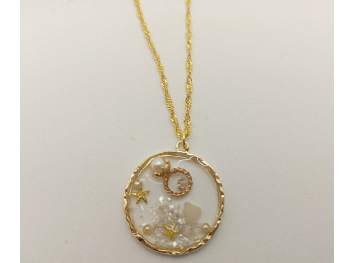 Pendentif résine avec coquillages et petites perles doré-multicolore