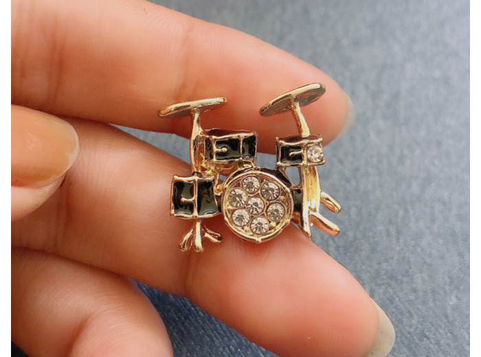 Broche batterie noir et strass