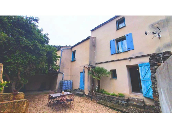 Maison au pied du château de Roquefère