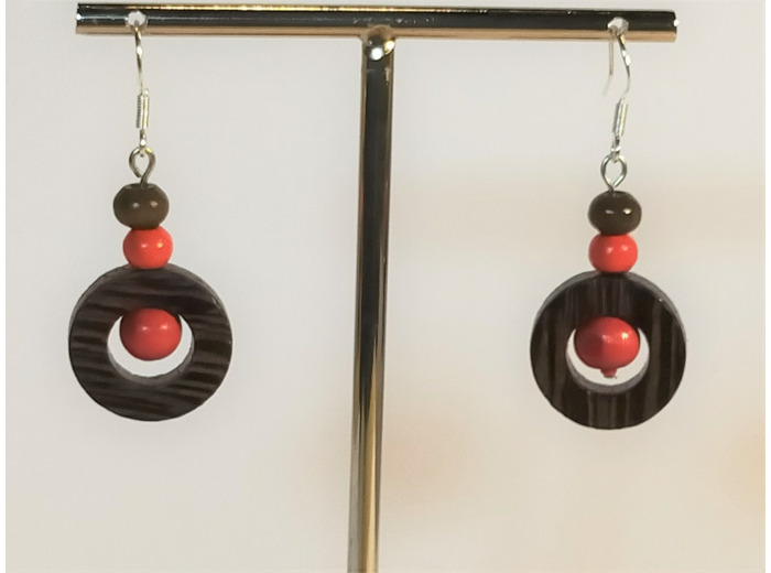 B.O. en bois marron/rouge