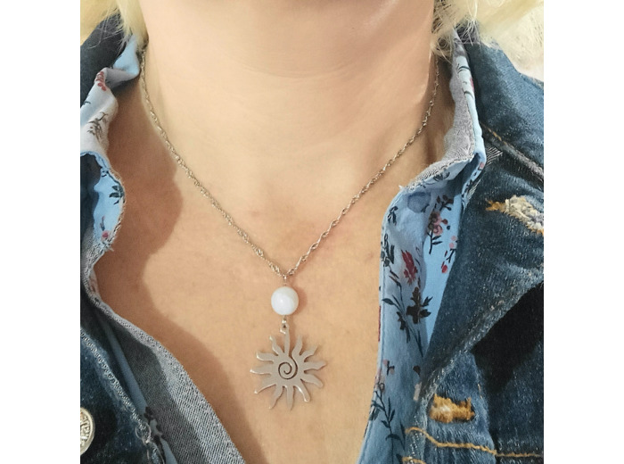 Pendentif soleil en acier inox et perle pierre de lune