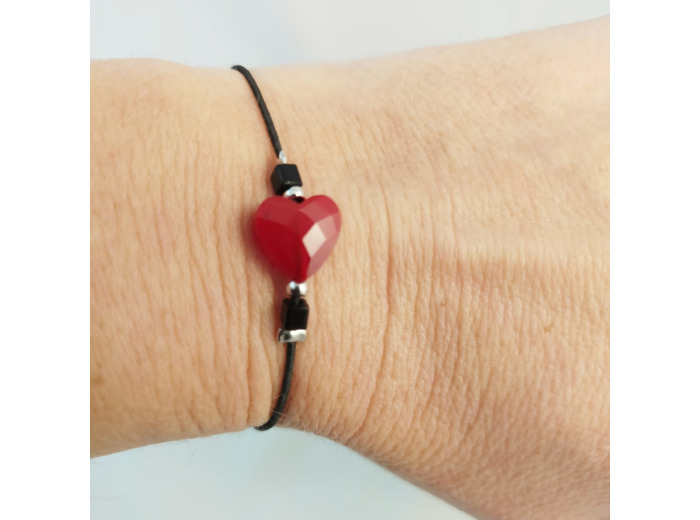 Bracelet élastique argenté/noir/cœur facetté rouge