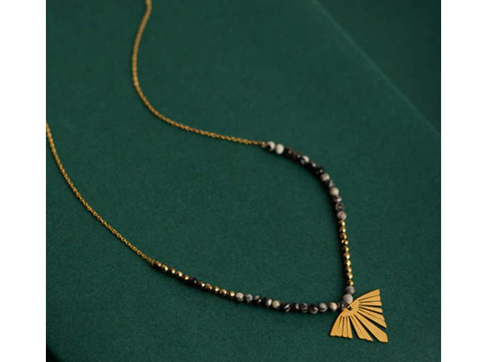 Sautoir chaîne/perles et pendentif en forme de feuille triangulaire