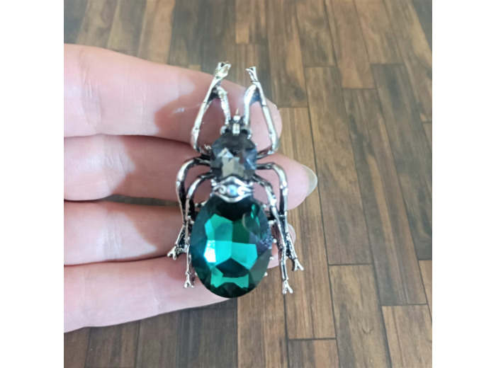 Broche scarabée vert