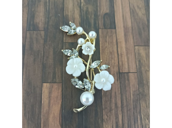 Broche à fleurs blanches et strass