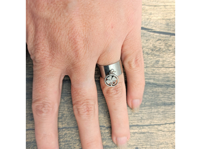 Bague à breloque trèfle