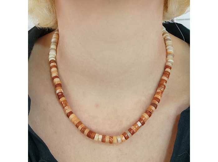 Collier homme ou femme en perles naturelles oranges et coquillage