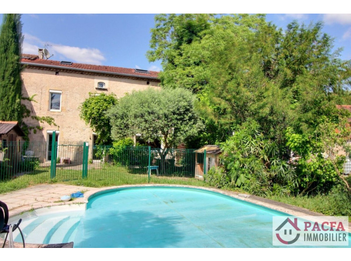 Jolie maison de ville avec jardin et piscine