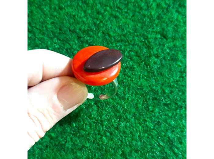 Bague rouge-marron en ivoire végétal