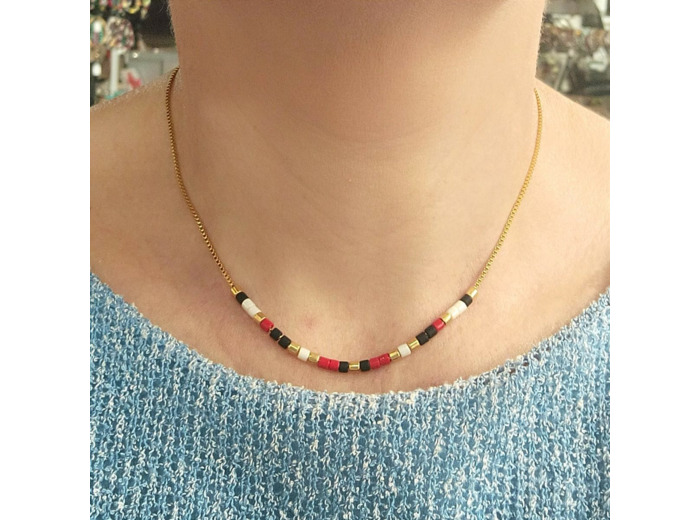 Tour de cou chaîne et perles tons rouge