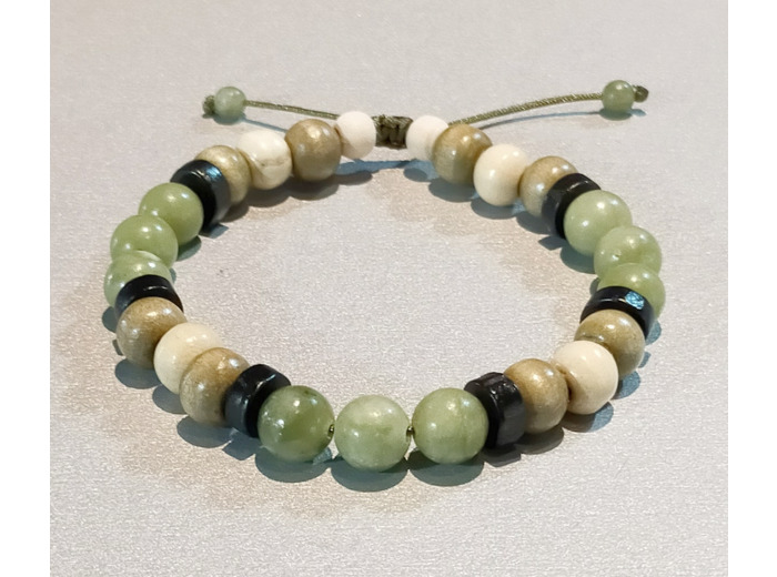 Perles en bois kaki/blanc/noir + agate verte, ajustable