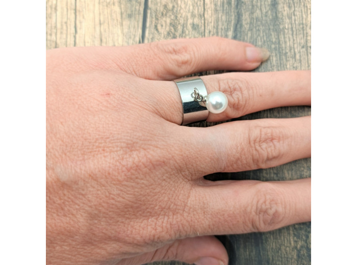 Bague à breloque perle blanche