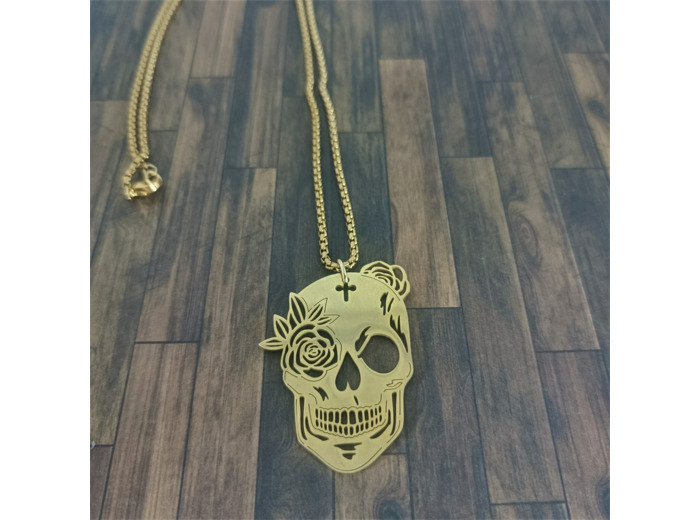 Collier tête de mort à la rose en acier inoxydable doré