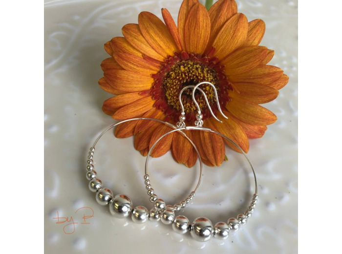 Grandes boucles d'oreilles avec un dégradé de perles en argent 925ème