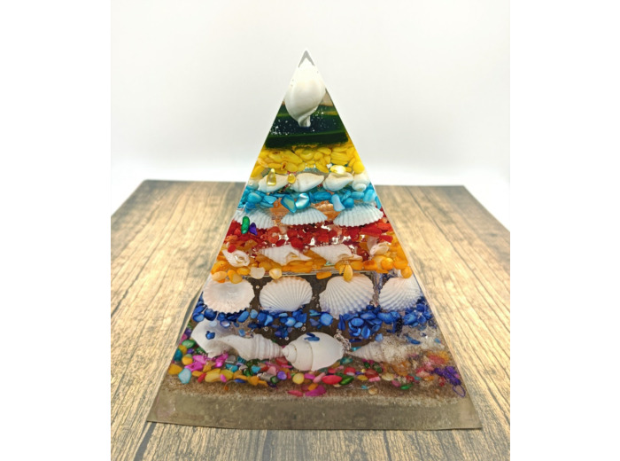 Pyramide orgonite n°13       13x13cm