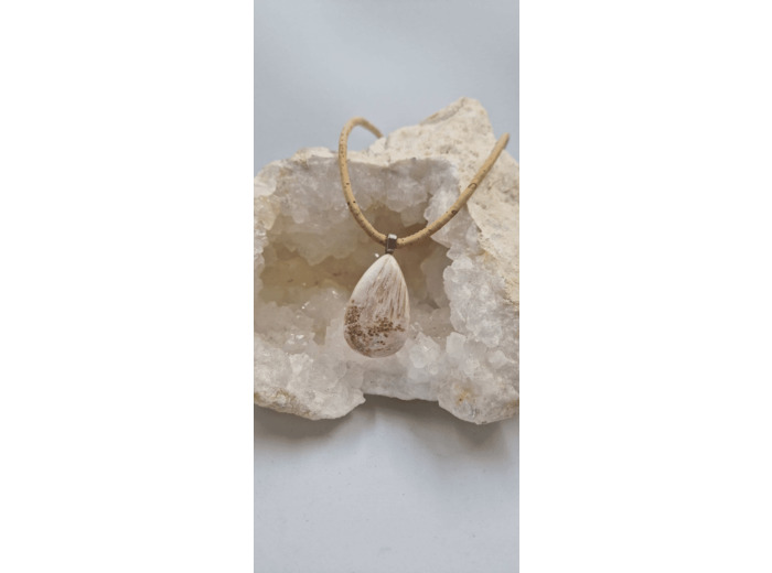 Pendentif scolecite avec cordon en liège olpa655