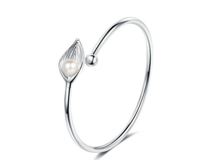Bracelet en argent perle blanche dans feuille