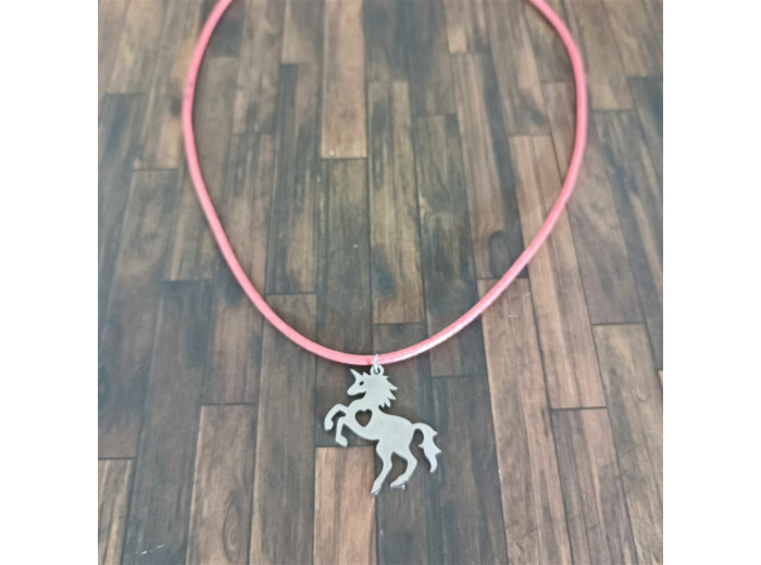 Collier licorne sur cordon rose