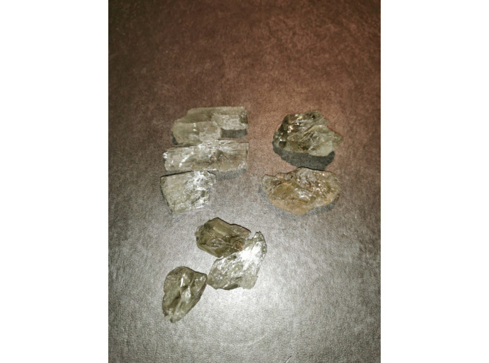 Hiddenite taille M pierres brutes
