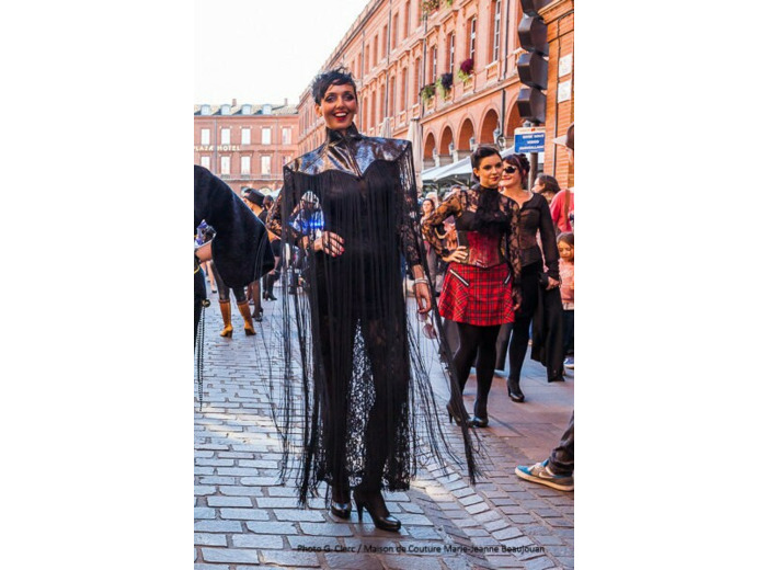 Corset de cou en cuir noir et fils noirs