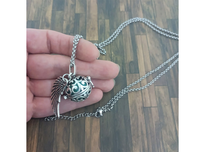 Bola de grossesse avec une aile d'ange