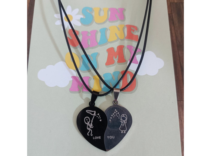 2 pendentifs moitié cœur sur cordon noir