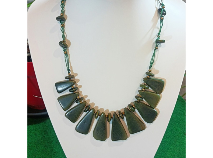 Collier Angèle kaki en ivoire végétal