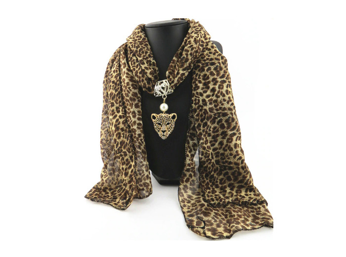 Foulard mousseline avec pendentif léopard