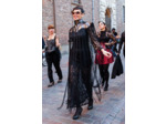 Corset de cou en cuir noir et fils noirs