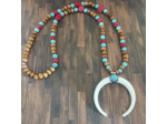 Collier long demi-lune turquoise, rouge et bois