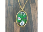 Pendentif en résine porte bonheur