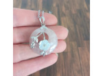 Pendentif quartz rose/fleur blanche