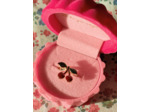Bague cerise dans son ecrin
