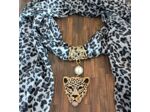 Foulard mousseline avec pendentif léopard