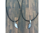 Pendentifs de couple moitié cœur sur cordons noir