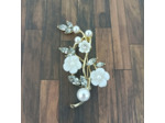 Broche à fleurs blanches et strass