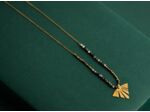Sautoir chaîne/perles et pendentif en forme de feuille triangulaire