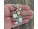 Broche à fleurs blanches et strass