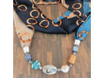 Foulard coton tons bleu collier à perles bleu et bois