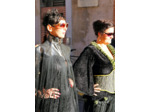 Corset de cou en cuir noir et fils noirs